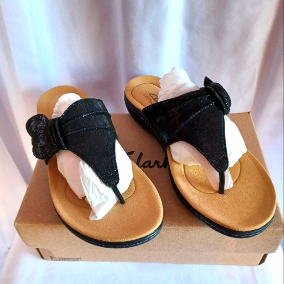 Clarks Laurieann Rae Floral Toe-Post Sandal Black - Picture 1 of 3